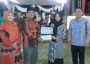 Bupati Tanjab Barat Serahkan Hadiah Lomba Poster Digital kepada Para Pemenang