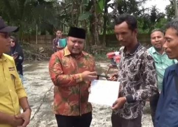 Wabup Robby Serahkan Alsintan untuk 21 Kelompok Tani