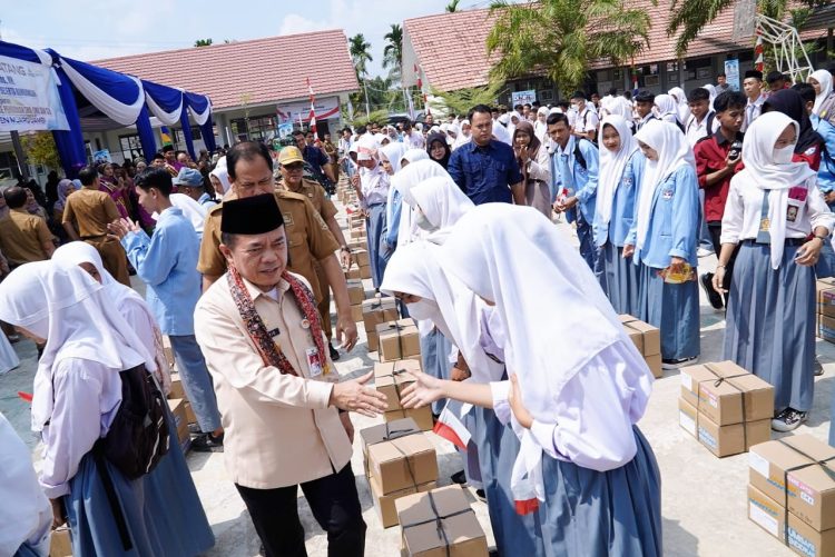 Diserahkan Gubernur Al Haris, 410 Siswa di Muaro Jambi Terima Dumisake Bantuan Pendidikan/ foto/ riky