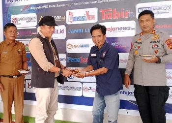 Hari Jadi IWO ke-12, Pimpinan Daerah IWO Sarolangun Potong Tumpeng