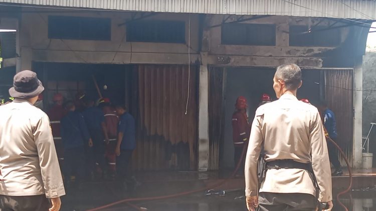 Toko Service Komputer Ludes Terbakar