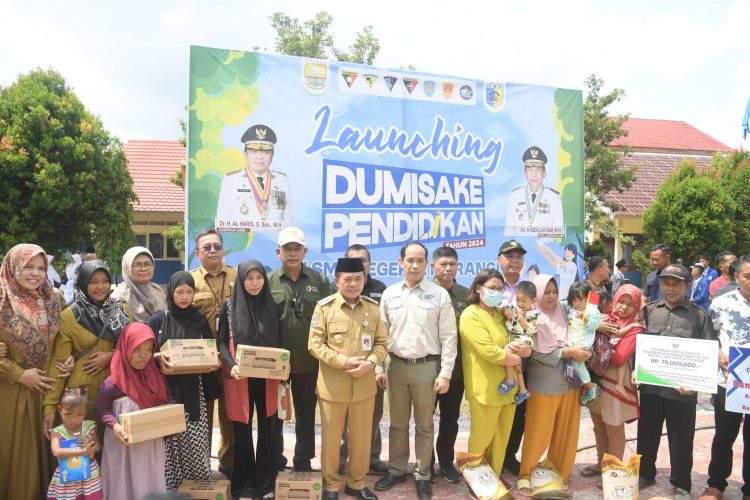 Al Haris Serahkan Bantuan Beras untuk Balita Stunting di Merangin
