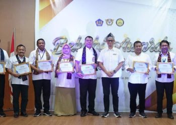 Bupati Romi Terima Pengahargaan Beacukai Awards