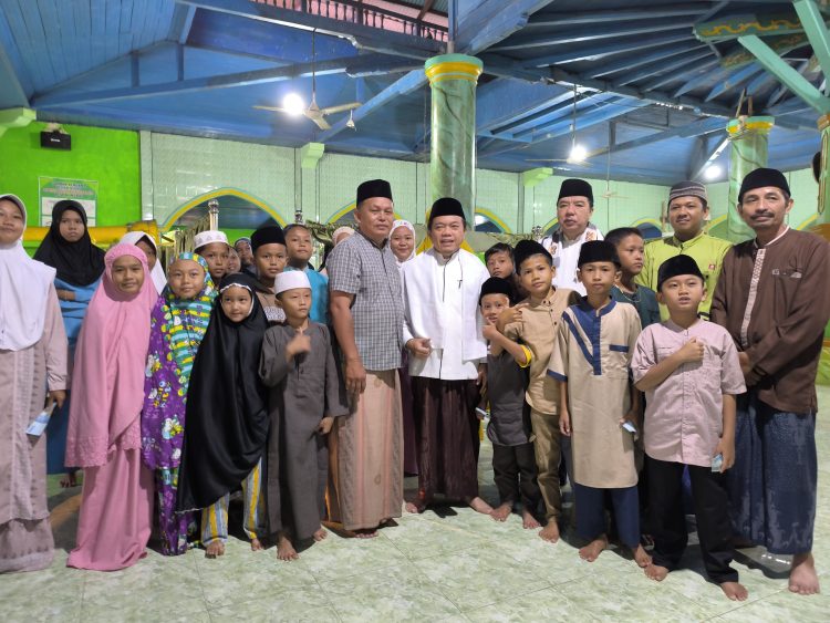 Al Haris Santuni Anak Yatim dan Dhuafa Saat Safari Subuh di Masjid Baitusalam Kungkai