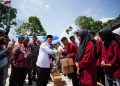 Al Haris Serahkan Bantuan DUMISAKE Pendidikan Berupa Seragam Sekolah di Sungai Penuh