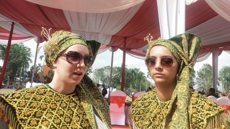 Bule Cantik Berikan Motivasi Siswa di Kota Jambi Go Internasional