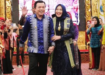 kerennya Al Haris-Hesnidar Kenalkan Tenun Songket Batik Jambi di Catwalk