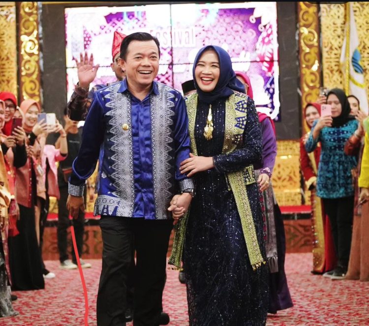 kerennya Al Haris-Hesnidar Kenalkan Tenun Songket Batik Jambi di Catwalk