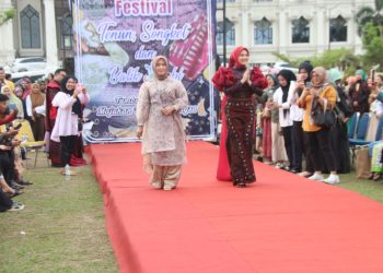 isteri Gubernur Jambi Hesnidar Haris saat tampil diacara Festival batik Jambi dan fashion show/ampar