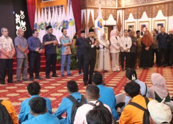 Al Haris Serahkan 376 Bantuan Beasiswa Pendidikan S1 dan S3 Program Dumisake