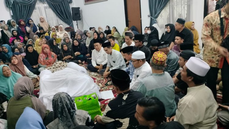 Al Haris Melayat ke Rumah Duka Rektor UIN Jambi Prof As'ad Isma