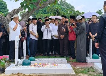 Al Haris Antar Jenazah Rektor UIN Jambi Alm Prof As'ad Isma ke Pemakaman