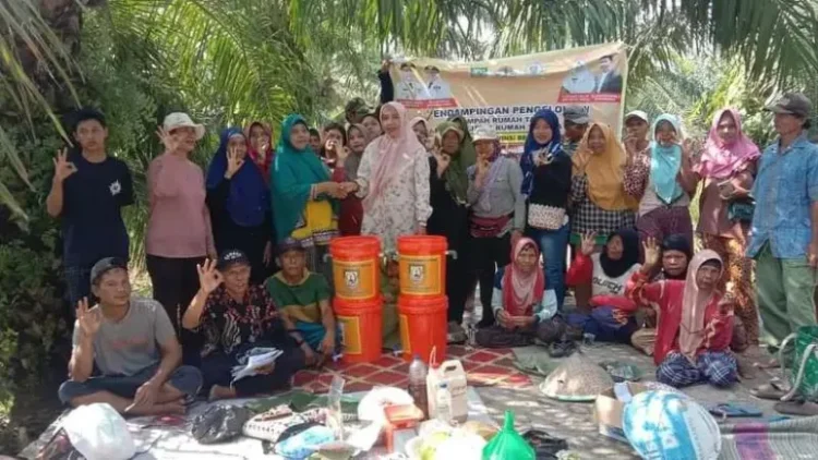 Emak-emak Dukung Program Anggota DPRD Usin Sembiring