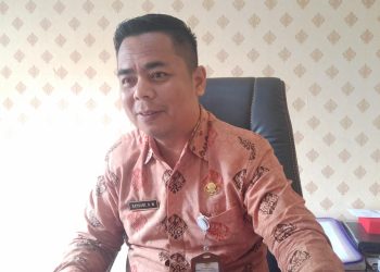 Kepala Badan BKPSDM Sarolangun, Linda Novita Hirawati melalui Kabid Mutasi, Kaprawi saat ditemui diruang kerjanya/ foto/ fdn/ ampar