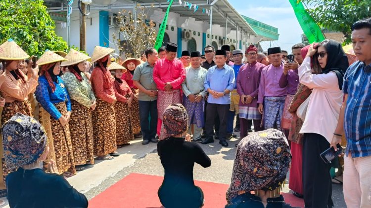 Al Haris Apresiasi Festival Budaya Baju Kebaya dan Pacu Perahu Dusun Sarolangun