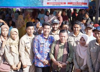 Pj Bupati Muaro Jambi Dampingi Gubernur Panen Perdana Kelapa Sawit di Desa Baru Kecamatan Mestong