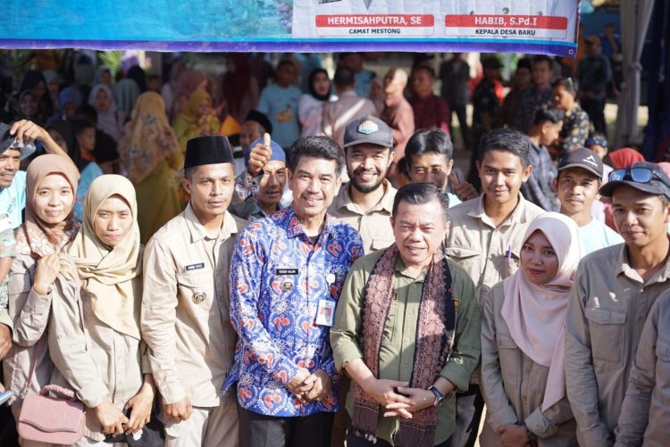 Pj Bupati Muaro Jambi Dampingi Gubernur Panen Perdana Kelapa Sawit di Desa Baru Kecamatan Mestong