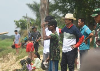 Pj Bupati Muaro Jambi Menyaksikan Langsung Berkarang Di Desa Sumber Jaya