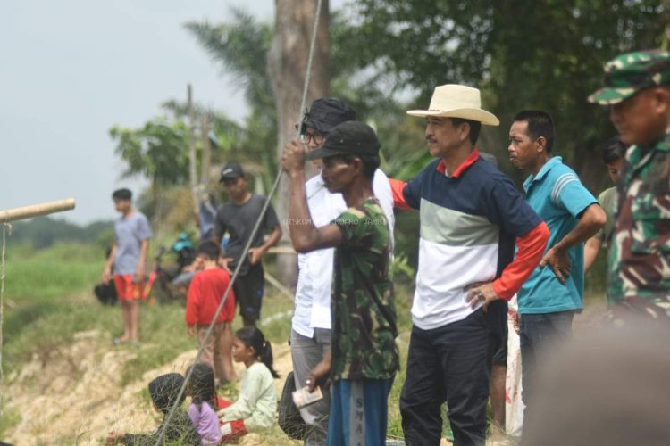 Pj Bupati Muaro Jambi Menyaksikan Langsung Berkarang Di Desa Sumber Jaya