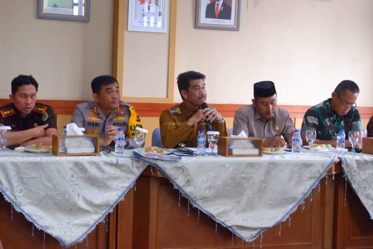  Pj Bupati Muaro Jambi Buka Rapat bersama Forkopimda Persiapan Pilkada Serentak 2024