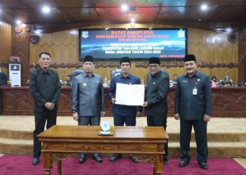 Pjs Bupati dr Fery Kusnadi Hadiri Paripurna Penetapan Pimpinan DPRD