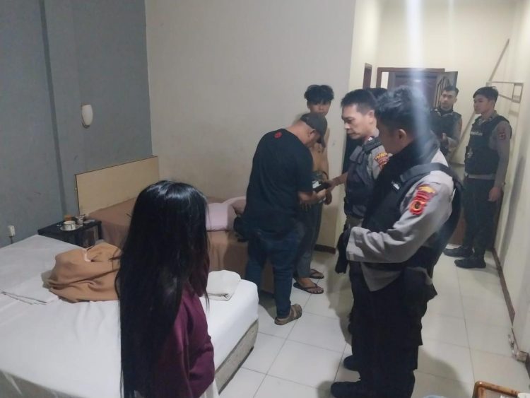 Polisi Amankan Dua Pria Mucikari saat Razia di Kamar Hote di Jambi