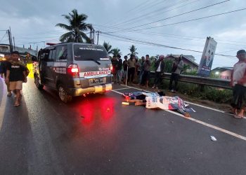 JAMBI- Kecelakaan lalu lintas di Jalan Lingkar Barat II, Kelurahan Bagan Pete, Kecamatan Kotabaru, Kota Jambi menelan korban jiwa, Rabu 6 November 2024 sekitar pukul 04.00 WIB.  Adapun kecelakaan ini melibatkan antara sepeda motor Yamaha Jupiter Z1 tanpa nomor polisi yang dikendarai oleh Abdul Somad dan penumpangnya bernama Yeni, meninggal dunia.  Mereka merupakan pasangan suami istri yang terlibat kecelakaan lalu lintas, meninggal dunia. Mereka merupakan warga RT19, Kecamatan Jaluko, Kabupaten Muaro Jambi.  Kemudian, mobil truk Mitsubishi Canter BH 8636 YX. Setelah kejadian tragis tersebut, pengemudinya pun langsung melarikan diri.  Kasat Lantas Polresta Jambi Kompol Aulia Rahmat mengatakan, saat itu mobil truk datang dari arah SPBU Bagan Pete hendak menuju ke arah Simpang SMAN 11.  "Setibanya di dekat Perumahan Permata, mobil truk diduga hendak mendahului mobil yang ada di depannya," ujarnya.  Pada saat mendahului mobil tersebut mengambil jalur kanan, dan kemudian bertabrakan dengan sepeda motor yang dikendarai oleh pasangan suami istri yang datang dari arah berlawanan.  "Sepeda motor ini dari arah berlawanan, dari SMAN 11 mau ke arah SPBU Bagan Pete sehingga terjadi kecelakaan," katanya.  Akibat kecelakaan lalu lintas tersebut, mengakibatkan pengendara sepeda motor mengalami luka memar di kaki kanan, luka robek kaki kanan, luka robek di dahi dan meninggal dunia.  "Untuk penumpangnya mengalami luka robek di kepala, luka memar di kepala dan meninggal dunia," sebutnya.  Atas kejadian kecelakaan lalu lintas tersebut, kerugian material kurang lebih sebesar Rp 3 juta dan dua orang meninggal dunia.  "Barang bukti diamankan di Pos Gakkum Satlantas Simpang Pulai," ungkapnya.