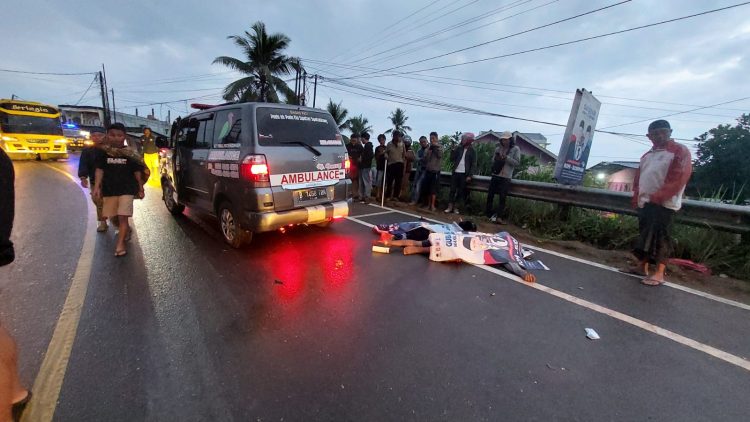 JAMBI- Kecelakaan lalu lintas di Jalan Lingkar Barat II, Kelurahan Bagan Pete, Kecamatan Kotabaru, Kota Jambi menelan korban jiwa, Rabu 6 November 2024 sekitar pukul 04.00 WIB.  Adapun kecelakaan ini melibatkan antara sepeda motor Yamaha Jupiter Z1 tanpa nomor polisi yang dikendarai oleh Abdul Somad dan penumpangnya bernama Yeni, meninggal dunia.  Mereka merupakan pasangan suami istri yang terlibat kecelakaan lalu lintas, meninggal dunia. Mereka merupakan warga RT19, Kecamatan Jaluko, Kabupaten Muaro Jambi.  Kemudian, mobil truk Mitsubishi Canter BH 8636 YX. Setelah kejadian tragis tersebut, pengemudinya pun langsung melarikan diri.  Kasat Lantas Polresta Jambi Kompol Aulia Rahmat mengatakan, saat itu mobil truk datang dari arah SPBU Bagan Pete hendak menuju ke arah Simpang SMAN 11.  "Setibanya di dekat Perumahan Permata, mobil truk diduga hendak mendahului mobil yang ada di depannya," ujarnya.  Pada saat mendahului mobil tersebut mengambil jalur kanan, dan kemudian bertabrakan dengan sepeda motor yang dikendarai oleh pasangan suami istri yang datang dari arah berlawanan.  "Sepeda motor ini dari arah berlawanan, dari SMAN 11 mau ke arah SPBU Bagan Pete sehingga terjadi kecelakaan," katanya.  Akibat kecelakaan lalu lintas tersebut, mengakibatkan pengendara sepeda motor mengalami luka memar di kaki kanan, luka robek kaki kanan, luka robek di dahi dan meninggal dunia.  "Untuk penumpangnya mengalami luka robek di kepala, luka memar di kepala dan meninggal dunia," sebutnya.  Atas kejadian kecelakaan lalu lintas tersebut, kerugian material kurang lebih sebesar Rp 3 juta dan dua orang meninggal dunia.  "Barang bukti diamankan di Pos Gakkum Satlantas Simpang Pulai," ungkapnya.