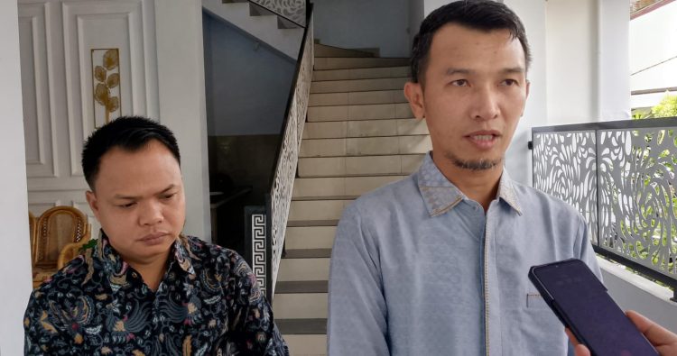 Ketua Bawaslu Sarolangun, Mudrika didampingin kepala sekretariat Bawaslu Dodi Sartono/ foto/ Fdn/ ampar