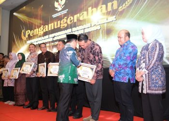 Bupati Batang Hari Terima Penghargaan Anugerah Keterbukaan Informasi Badan Publik tahun 2024