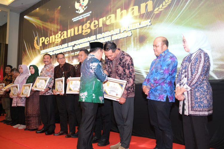 Bupati Batang Hari Terima Penghargaan Anugerah Keterbukaan Informasi Badan Publik tahun 2024