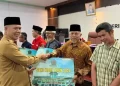 Bupati rejang lebong saat menyerahkan dana hibah/ foto/ ampar