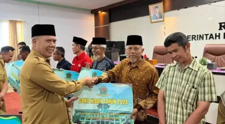 Bupati rejang lebong saat menyerahkan dana hibah/ foto/ ampar