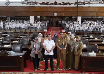 Sekretaris Komisi lll DPRD Provinsi Jambi Sambut kunjungan belajar siswa/i SMA Negeri 4 Kota Jambi/ foto/ istimewa