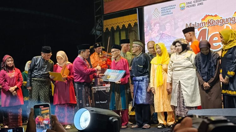 Al Haris Berikan Penghargaan pada Pelaku Seni dan Budaya Jambi