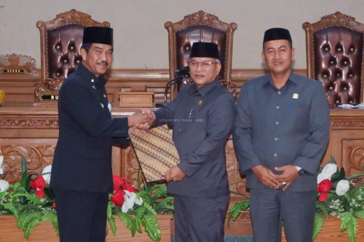 Pj Bupati Raden Najmi Sampaikan Tiga Ranperda Kepada DPRD Kabupaten Muaro Jambi/foto/adv