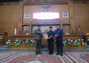 Sekda Muaro Jambi Beri Jawaban Eksekutif Bupati Atas Pandangan Umum Fraksi Dewan Terhadap Tiga Ranperda 2025/foto/adv