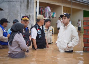 Atasi Dampak Banjir; Wali Kota Maulana Beri Arahan, Wawako Diza Tinjau Langsung/foto/adv