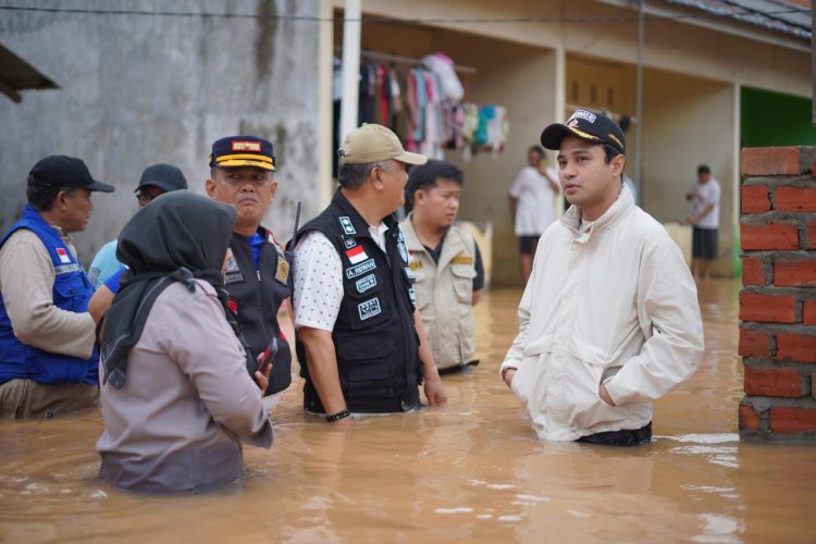 Atasi Dampak Banjir; Wali Kota Maulana Beri Arahan, Wawako Diza Tinjau Langsung/foto/adv