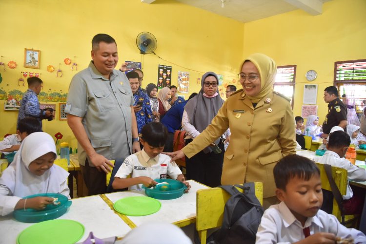 Pj Wali Kota Jambi Tinjau Launching Makan Bergizi Gratis di 14 Sekolah/foto/adv