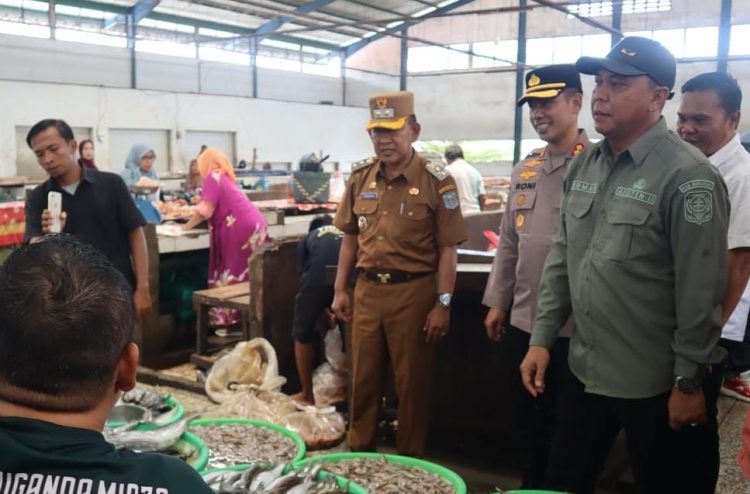 Jelang Ramadan, Wabup Khafid Pantau Harga Sembako/ FOTO: Teguh/ Kominfo Merangin