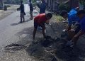 Kado Istimewa HUT Kabupaten Mukomuko, Kelompok Pemuda Lampung Putra Perbaiki Jalan Rusak Secara Swadaya/ foto/ ampar