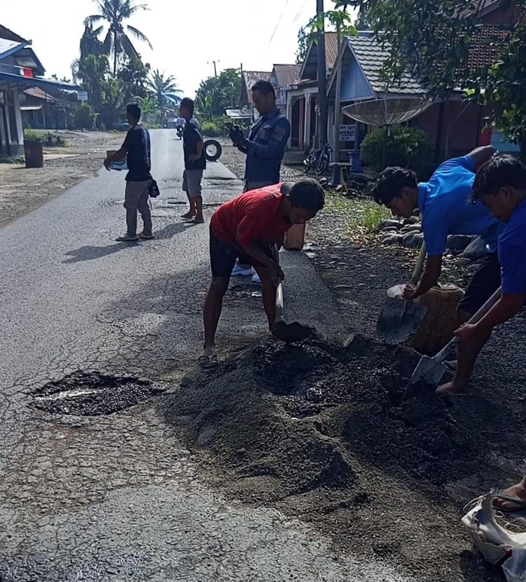 Kado Istimewa HUT Kabupaten Mukomuko, Kelompok Pemuda Lampung Putra Perbaiki Jalan Rusak Secara Swadaya/ foto/ ampar