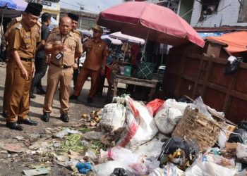 Wabup Merangin H A Khafid Pantau Tumpukan Sampah di Pasar Baru/foto/adv