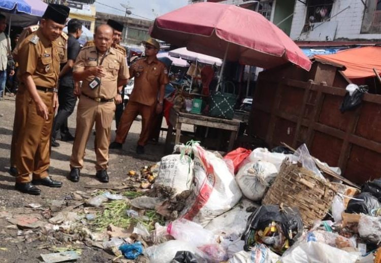 Wabup Merangin H A Khafid Pantau Tumpukan Sampah di Pasar Baru/foto/adv