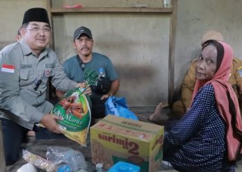 Bupati Anwar Sadat Ulurkan Bantuan untuk Nenek Partiyah yang Derita Penyakit Kulit/foto/adv