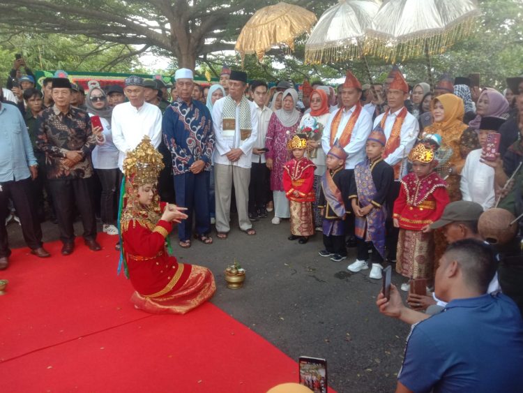 Bupati dan Wabup Lebong Disambut Secara Adat/ foto/ ampar