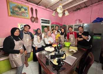 Foto: Yuk Melly (tengah berbaju pink) Bersama tim kateringnya raih omset jutaan Rupiah dari dapur pinknya