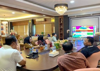 Jambi - Pengurus Badan Akreditasi Nasional Pendidikan Anak Usia Dini, Pendidikan Dasar, dan Menengah (BAN-PDM) bagun sinergi bersama Dinas Pendidikan Provinsi Jambi.  Audiensi dengan Dinas Pendidikan Provinsi Jambi ini dipimpin Ketua BAN-PDM Provinsi Jambi, Harlina, M.Pd, bersama 6 anggota lainnya.  Harlina menyampaikan bahwa tujuan kedatangan pihaknya adalah untuk mempererat silaturrahmi dan membangun sinergi yang lebih baik antara BAN-PDM Provinsi Jambi dengan Dinas Pendidikan Provinsi Jambi.  Selain itu, pertemuan ini juga bertujuan untuk meningkatkan kolaborasi dalam rangka meningkatkan layanan pendidikan di Provinsi Jambi.  Harlina mengungkapkan, sebagai lembaga eksternal yang ditugaskan oleh Kementerian Pendidikan Dasar dan Menengah (Kemendikdasmen), BAN-PDM memiliki peran penting dalam mengakreditasi satuan pendidikan di provinsi ini.  Oleh karena itu, penting bagi kedua pihak untuk bekerja sama dalam rangka memastikan bahwa pendidikan yang diselenggarakan di Jambi memiliki kualitas yang baik.  “Kami datang ke sini dengan niat untuk membangun sinergitas antara BAN-PDM dan Dinas Pendidikan Provinsi Jambi, agar kami dapat ikut berkontribusi dalam meningkatkan kualitas pendidikan. Khususnya untuk satuan pendidikan yang berada di bawah binaan Dinas Pendidikan, seperti SLB, SMA, dan SMK,” ujar Harlina.  Sementara itu, anggota BAN-PDM Provinsi Jambi, H. Muhd. Saleh, M.Pd, dalam paparannya menyampaikan bahwa pihaknya akan melakukan visitasi terhadap satuan pendidikan yang berada di bawah pembinaan Dinas Pendidikan Provinsi Jambi pada tahun 2025 mendatang. Beberapa satuan pendidikan yang akan diakreditasi antara lain SLB, SMA, dan SMK.  Saleh menekankan bahwa proses akreditasi ini sangat penting untuk mengetahui sejauh mana layanan pendidikan yang diberikan oleh sekolah-sekolah kepada masyarakat.  Selain itu, Saleh juga mengungkapkan bahwa hasil akreditasi tahun 2024 menunjukkan adanya sejumlah tantangan, khususnya di SMK.  Ia mencatat bahwa nilai akreditasi SMK di Provinsi Jambi masih banyak yang rendah, yang menjadi pekerjaan rumah bagi Dinas Pendidikan Provinsi Jambi.  “Akreditasi SMK memang menjadi PR besar. Kami mencatat bahwa masih banyak SMK yang nilai akreditasinya kurang baik. Hal ini tentu memerlukan perhatian serius dari Dinas Pendidikan Provinsi Jambi agar segera dapat diperbaiki,” kata Saleh.  Menanggapi hal tersebut, Kepala Dinas Pendidikan Provinsi Jambi, H. Syamsurizal, SE, MSi, menyambut baik pertemuan ini dan sangat mengapresiasi niat baik dari BAN-PDM untuk terus menjalin kerja sama dalam meningkatkan layanan pendidikan di Provinsi Jambi.  Syamsurizal menambahkan bahwa pihaknya akan terus berupaya untuk mengatasi permasalahan yang ada, terutama terkait dengan akreditasi SMK yang masih banyak yang memerlukan perbaikan.  “Kerja sama yang baik antara Dinas Pendidikan dan BAN-PDM tentu akan membawa dampak positif bagi layanan pendidikan kita. Kami menyadari bahwa akreditasi SMK memang menjadi pekerjaan rumah yang harus segera diselesaikan. Kami akan bekerja lebih keras untuk memastikan bahwa sekolah-sekolah di bawah binaan kami, terutama SMK, dapat meningkatkan layanannya,” ujar Syamsurizal.