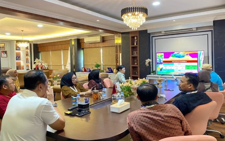 Jambi - Pengurus Badan Akreditasi Nasional Pendidikan Anak Usia Dini, Pendidikan Dasar, dan Menengah (BAN-PDM) bagun sinergi bersama Dinas Pendidikan Provinsi Jambi. Audiensi dengan Dinas Pendidikan Provinsi Jambi ini dipimpin Ketua BAN-PDM Provinsi Jambi, Harlina, M.Pd, bersama 6 anggota lainnya. Harlina menyampaikan bahwa tujuan kedatangan pihaknya adalah untuk mempererat silaturrahmi dan membangun sinergi yang lebih baik antara BAN-PDM Provinsi Jambi dengan Dinas Pendidikan Provinsi Jambi. Selain itu, pertemuan ini juga bertujuan untuk meningkatkan kolaborasi dalam rangka meningkatkan layanan pendidikan di Provinsi Jambi. Harlina mengungkapkan, sebagai lembaga eksternal yang ditugaskan oleh Kementerian Pendidikan Dasar dan Menengah (Kemendikdasmen), BAN-PDM memiliki peran penting dalam mengakreditasi satuan pendidikan di provinsi ini. Oleh karena itu, penting bagi kedua pihak untuk bekerja sama dalam rangka memastikan bahwa pendidikan yang diselenggarakan di Jambi memiliki kualitas yang baik. “Kami datang ke sini dengan niat untuk membangun sinergitas antara BAN-PDM dan Dinas Pendidikan Provinsi Jambi, agar kami dapat ikut berkontribusi dalam meningkatkan kualitas pendidikan. Khususnya untuk satuan pendidikan yang berada di bawah binaan Dinas Pendidikan, seperti SLB, SMA, dan SMK,” ujar Harlina. Sementara itu, anggota BAN-PDM Provinsi Jambi, H. Muhd. Saleh, M.Pd, dalam paparannya menyampaikan bahwa pihaknya akan melakukan visitasi terhadap satuan pendidikan yang berada di bawah pembinaan Dinas Pendidikan Provinsi Jambi pada tahun 2025 mendatang. Beberapa satuan pendidikan yang akan diakreditasi antara lain SLB, SMA, dan SMK. Saleh menekankan bahwa proses akreditasi ini sangat penting untuk mengetahui sejauh mana layanan pendidikan yang diberikan oleh sekolah-sekolah kepada masyarakat. Selain itu, Saleh juga mengungkapkan bahwa hasil akreditasi tahun 2024 menunjukkan adanya sejumlah tantangan, khususnya di SMK. Ia mencatat bahwa nilai akreditasi SMK di Provinsi Jambi masih banyak yang rendah, yang menjadi pekerjaan rumah bagi Dinas Pendidikan Provinsi Jambi. “Akreditasi SMK memang menjadi PR besar. Kami mencatat bahwa masih banyak SMK yang nilai akreditasinya kurang baik. Hal ini tentu memerlukan perhatian serius dari Dinas Pendidikan Provinsi Jambi agar segera dapat diperbaiki,” kata Saleh. Menanggapi hal tersebut, Kepala Dinas Pendidikan Provinsi Jambi, H. Syamsurizal, SE, MSi, menyambut baik pertemuan ini dan sangat mengapresiasi niat baik dari BAN-PDM untuk terus menjalin kerja sama dalam meningkatkan layanan pendidikan di Provinsi Jambi. Syamsurizal menambahkan bahwa pihaknya akan terus berupaya untuk mengatasi permasalahan yang ada, terutama terkait dengan akreditasi SMK yang masih banyak yang memerlukan perbaikan. “Kerja sama yang baik antara Dinas Pendidikan dan BAN-PDM tentu akan membawa dampak positif bagi layanan pendidikan kita. Kami menyadari bahwa akreditasi SMK memang menjadi pekerjaan rumah yang harus segera diselesaikan. Kami akan bekerja lebih keras untuk memastikan bahwa sekolah-sekolah di bawah binaan kami, terutama SMK, dapat meningkatkan layanannya,” ujar Syamsurizal.